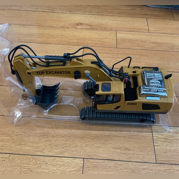 Remote Control Excavator Toy | 11-Channel Metal Construction with Lights, New - Picture 7 of 13